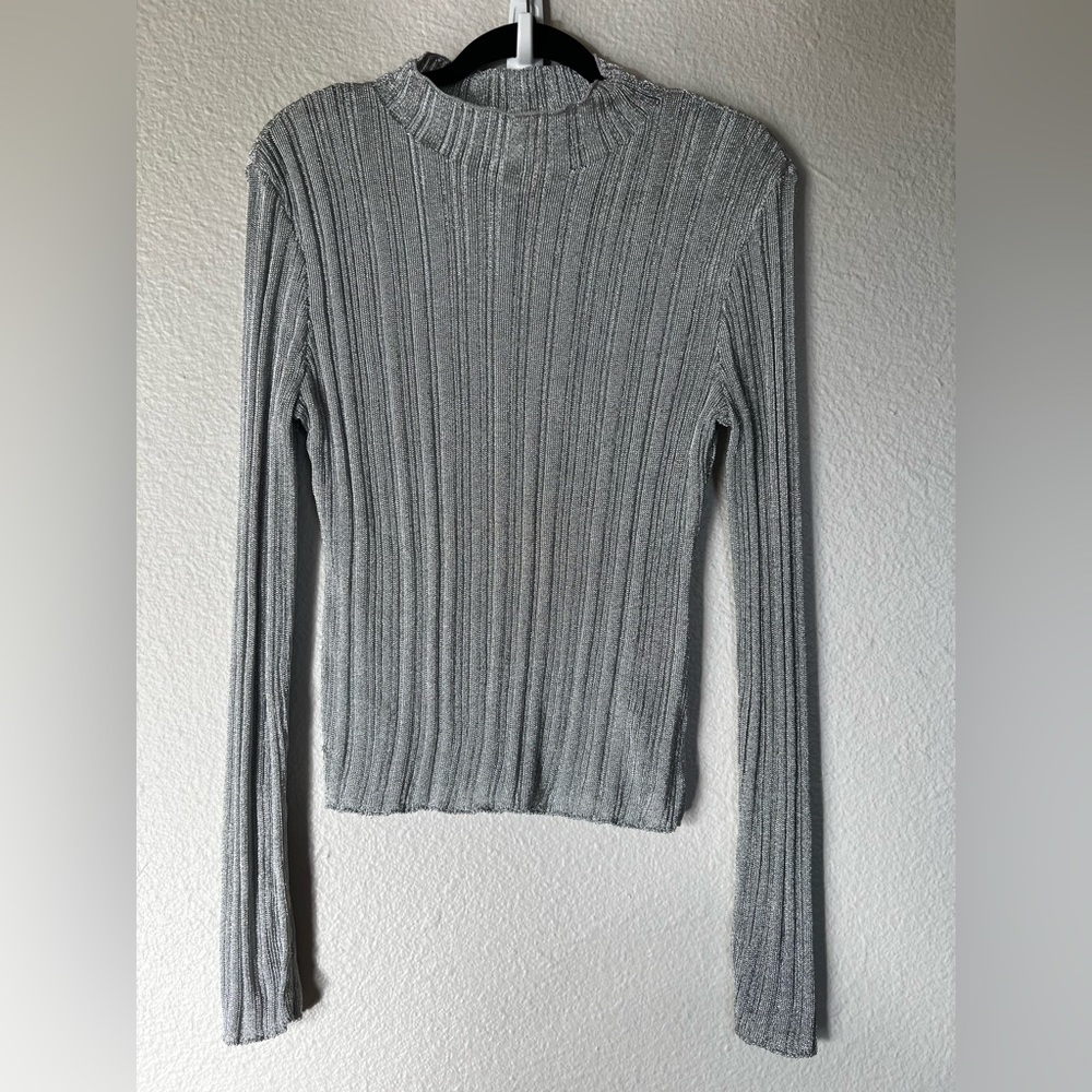 Silver long sleeve turtleneck Size (L)